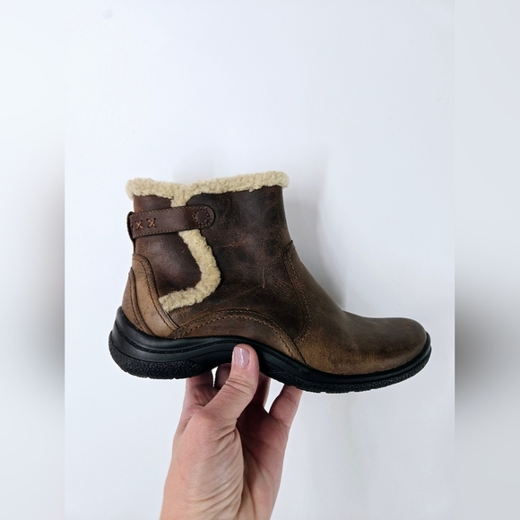 Clarks Brown Ankle Boots with Cream Trim - Picture 1 of 5